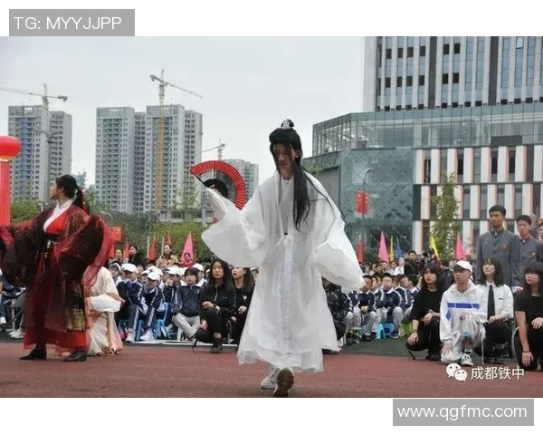 赞颂足球明星风采与古韵交融的诗意篇章